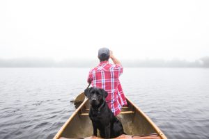hombre en barca con perro 1
